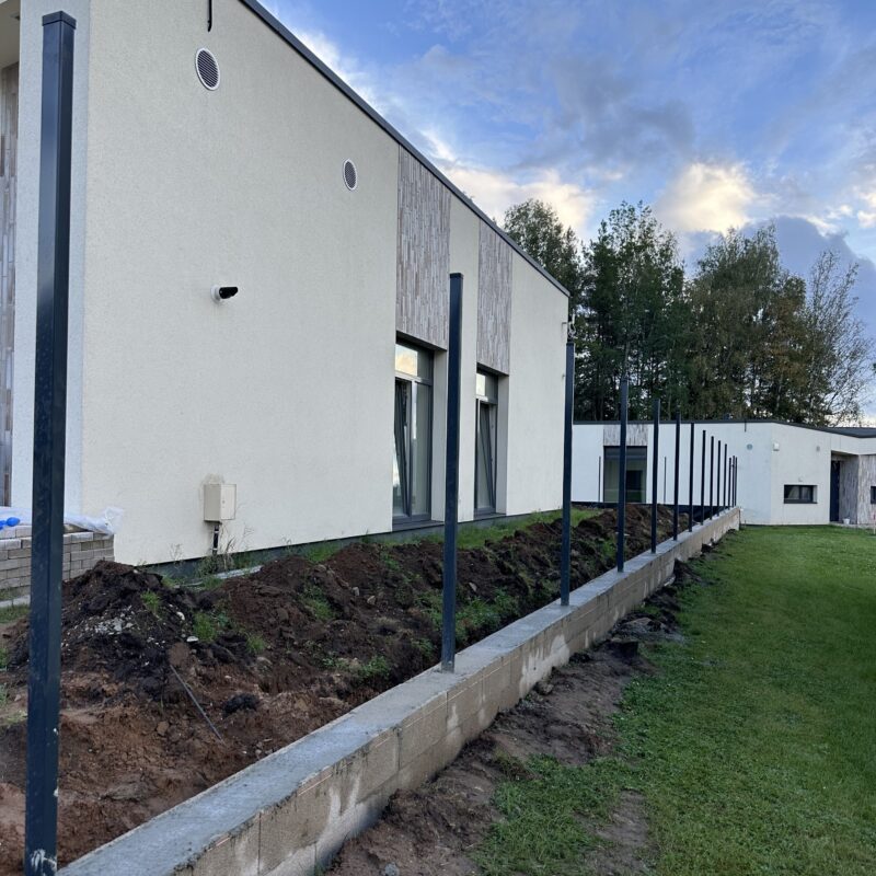 Atraminės sienelės konstrukcija su paruoštu pagrindu ir drenažo sistema