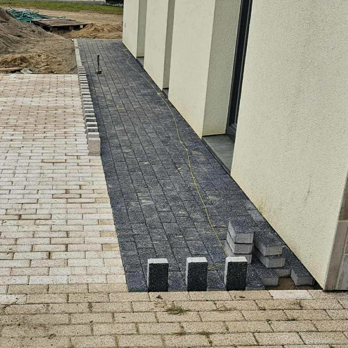 Trinkelių nuogrindos įrengimas aplink namą su borteliais