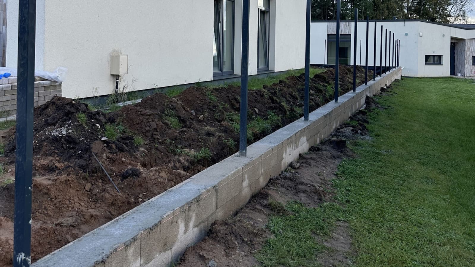 Atraminės sienelės konstrukcija su paruoštu pagrindu ir drenažo sistema