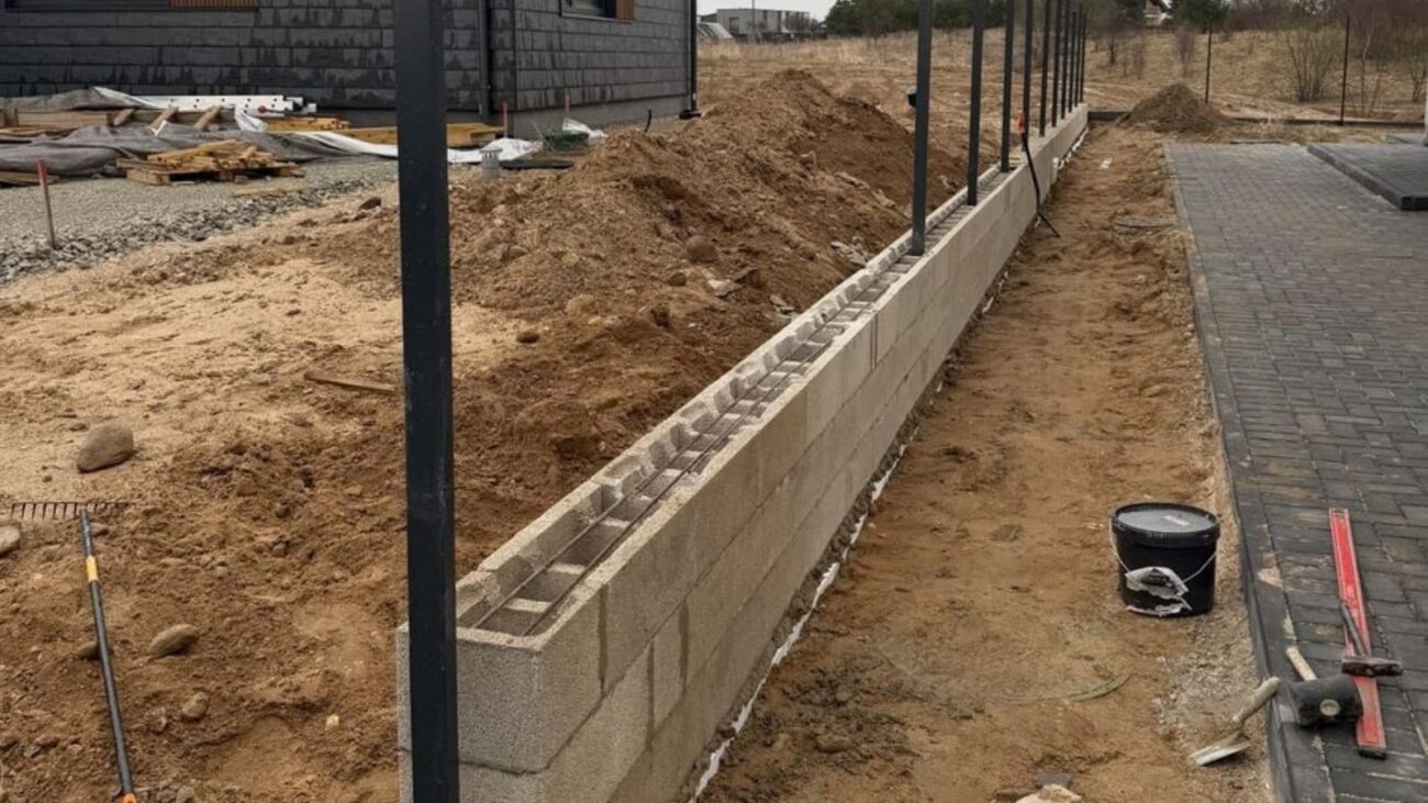 Atraminės sienelės mūrijimas iš tuščiavidurių betoninių blokelių prieš armavimą