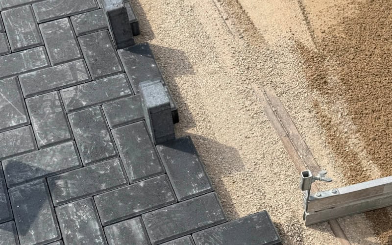 Trinkelių klojimas su tiksliu bortų montavimu ant smėlio pagrindo