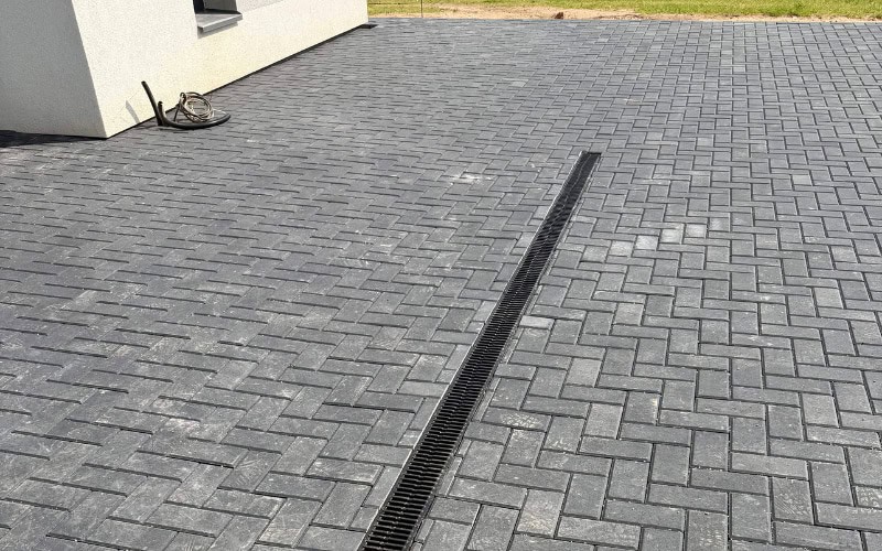 Trinkelių klojimas su lietaus nuotekų latako įrengimu Vilniuje