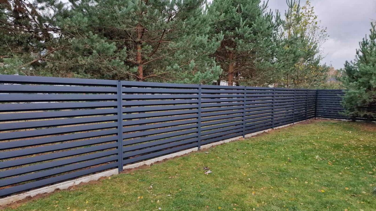 Antracito spalvos rombo profilio tvora ant betoninio cokolio