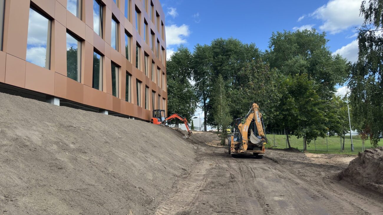 Sklypo formavimas ekskavatoriumi prie pastato šlaito